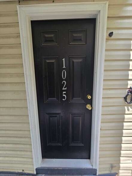Building Photo - 1025 Bradley Ln