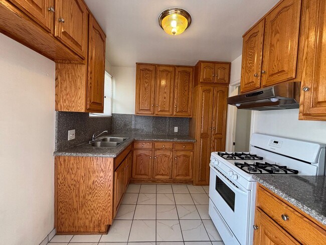 Building Photo - Glenoaks, 625-633 1/2