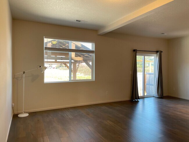 Building Photo - BEAUTIFUL 3 Bedroom 2.5 Bath Home! High Ce...
