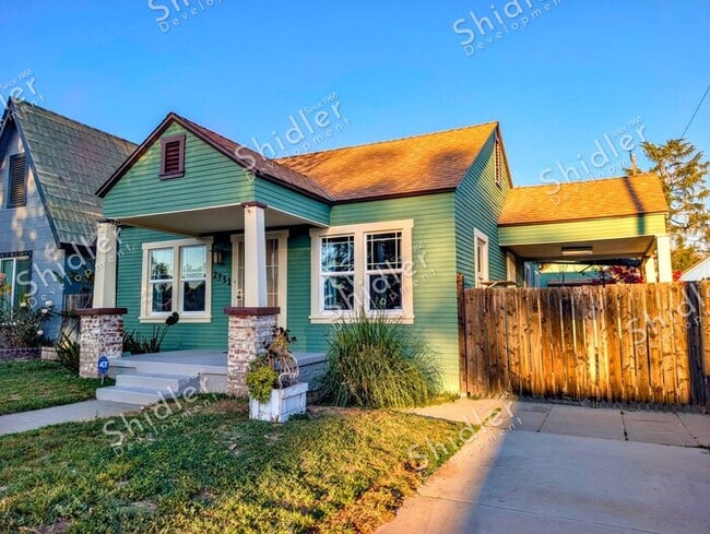 Building Photo - Upgraded Bungalow with Garage