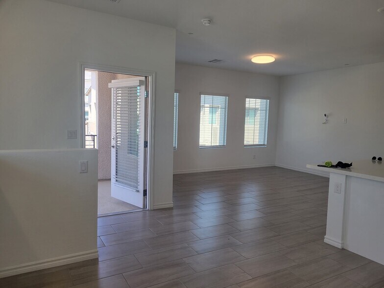 Building Photo - 600 N Carriage Hill Dr