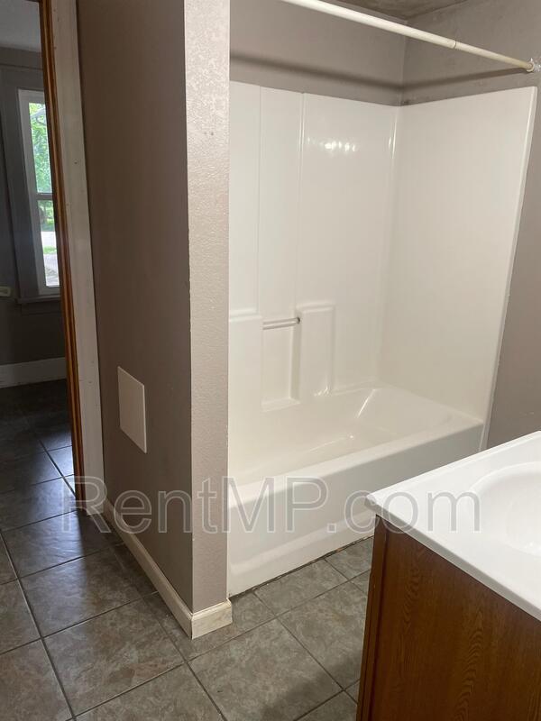 Building Photo - 1015 S Lansing St