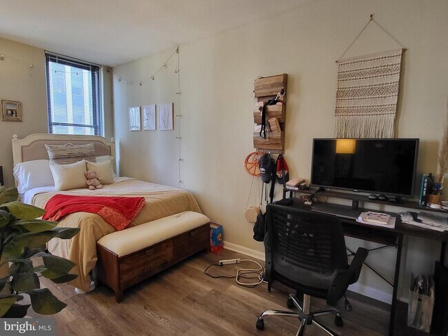 Building Photo - 135 S 19th St