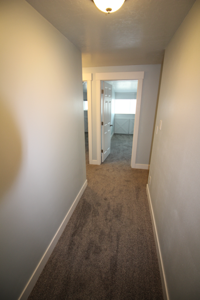 Building Photo - Spacious 3-Bedroom, 2-Bath Apartment for R...