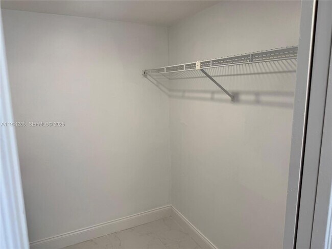 Building Photo - 625 Oaks Dr