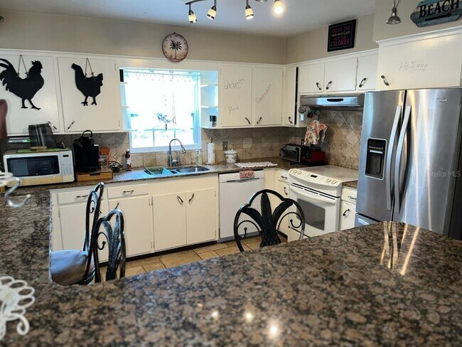 Building Photo - 2130 E Vina Del Mar Blvd