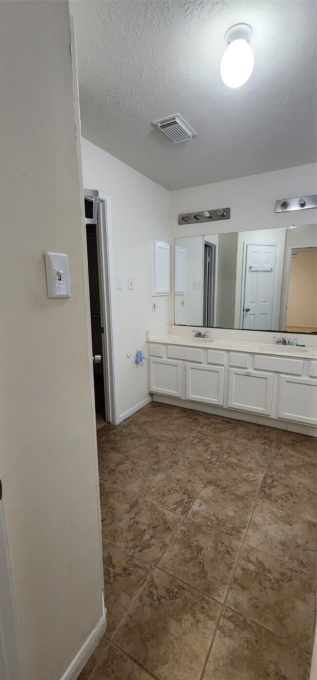 Building Photo - 16807 Sussex Dr