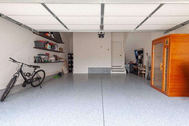Building Photo - Stylish End-Unit Townhome Minutes From Gra...