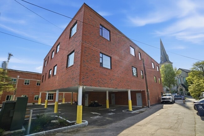 Building Photo - 632 Centre St