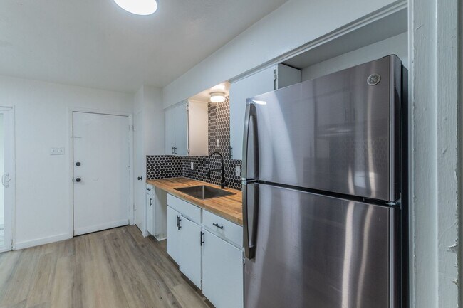 Building Photo - Remodeled 2BR Home w/ Fenced Yard – Only $1395