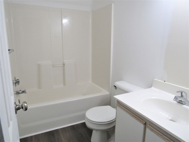 Building Photo - 300 Meadowbrook Ln