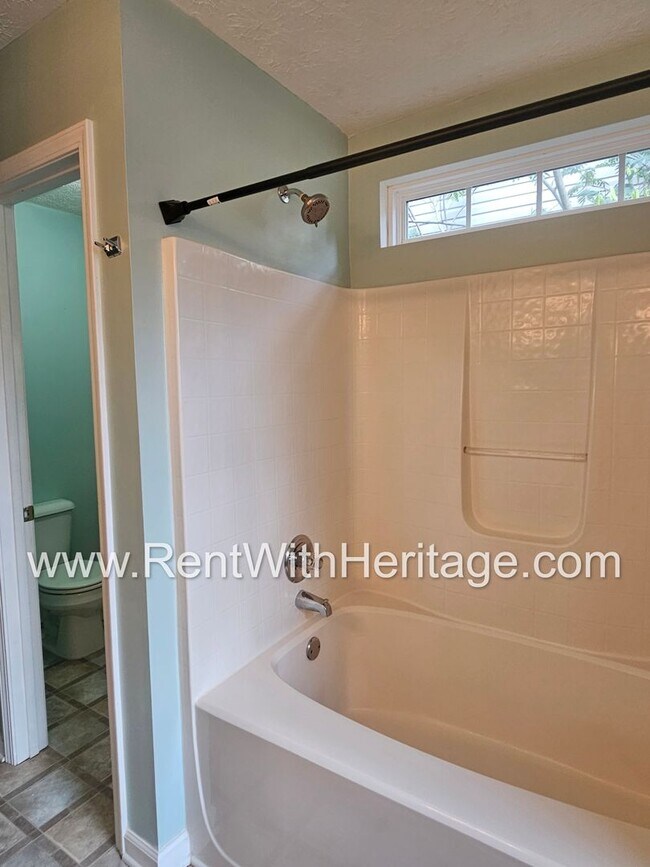 Building Photo - Gorgeous 5 bedroom, 2.5 bath / Attention t...