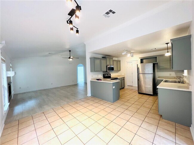 Building Photo - 902 SW Navajo Dr