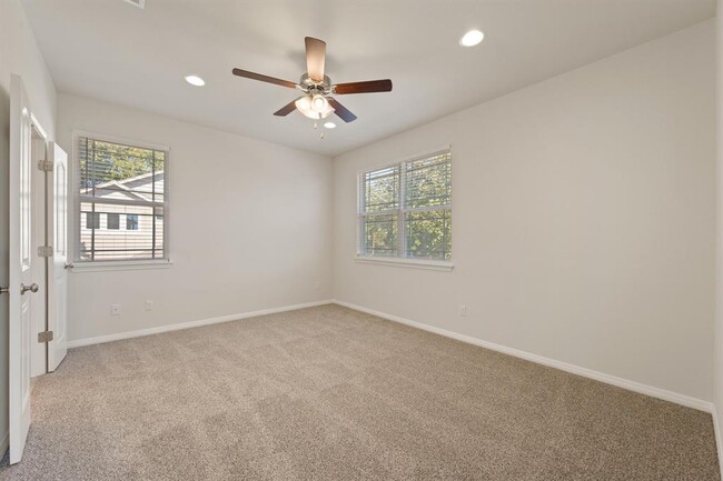 Building Photo - 700 W 6th St