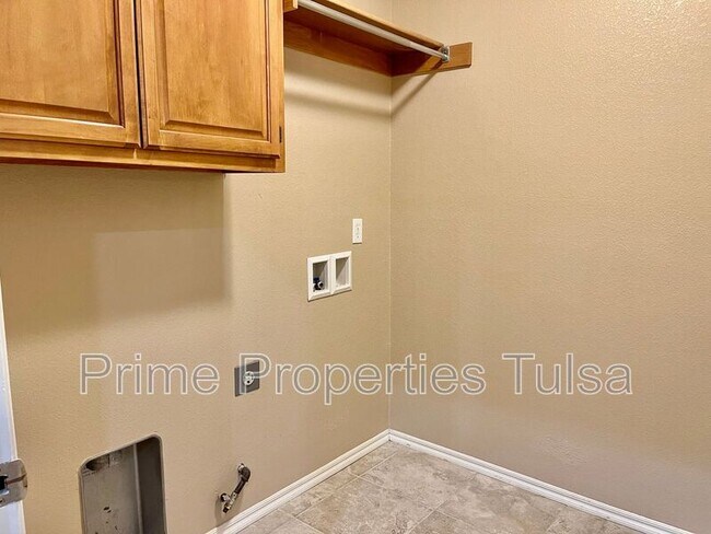 Building Photo - 108 E Granger St