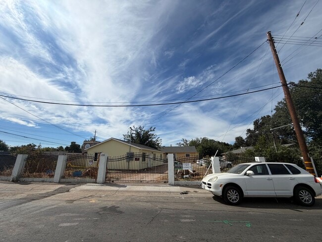 Building Photo - 1528 Los Robles Blvd