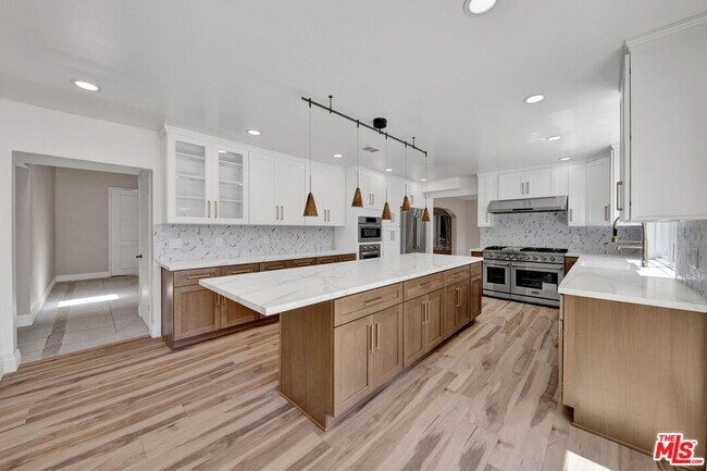 Building Photo - 16608 Park Ln Cir