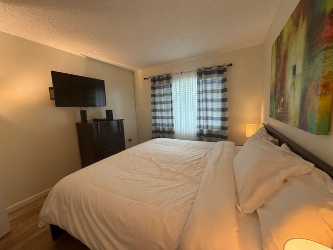 Building Photo - Beatifully updated Beach condo FULLY FURNISHED ANNUAL RENTAL 2/2