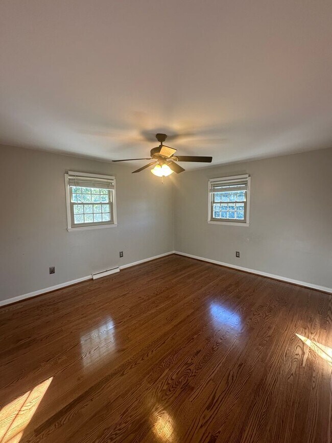 Building Photo - 3 bedrooms 2 baths, Split Level in the loc...