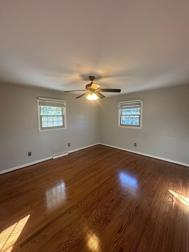 Building Photo - 3 bedrooms 2 baths, Split Level in the located in Roanoke County