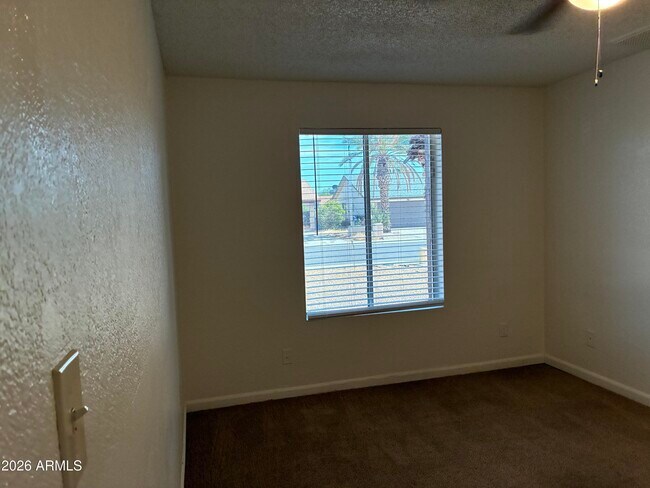 Building Photo - 602 W Wickieup Ln