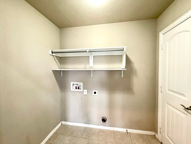 Building Photo - 4820 Lakeshore Dr