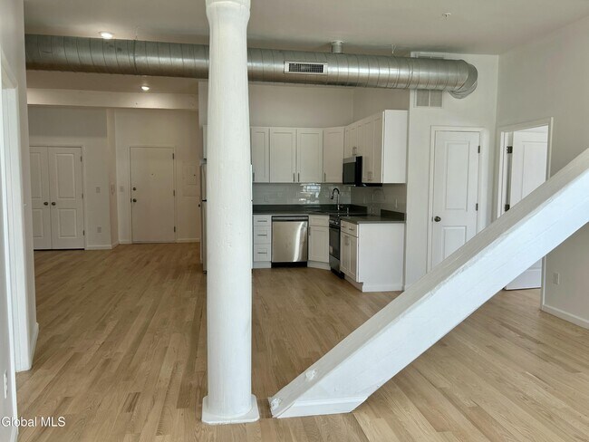 Building Photo - 155 River St