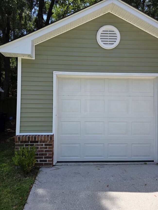 Building Photo - 16 Brindlewood Dr
