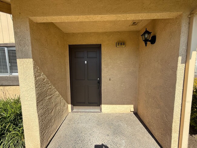 Building Photo - 2-bedroom condo in Gated Community!