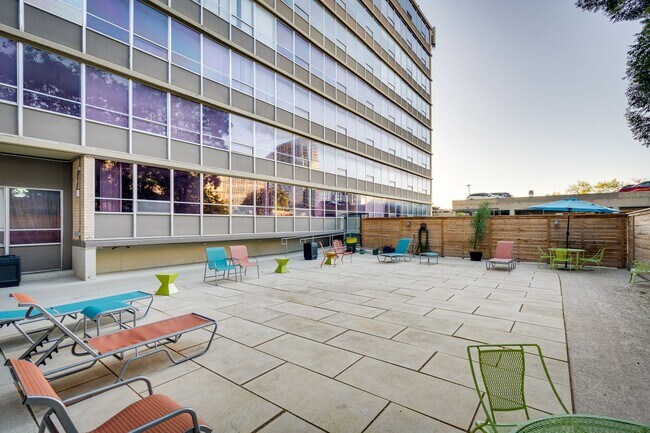 Building Photo - DOWNTOWN MID RISE - 1BD/1BA -  ALL BILLS PAID - GATED - RESERVED PARKING - $1395