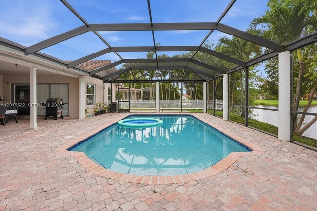 Building Photo - 16530 Lake Tree Dr