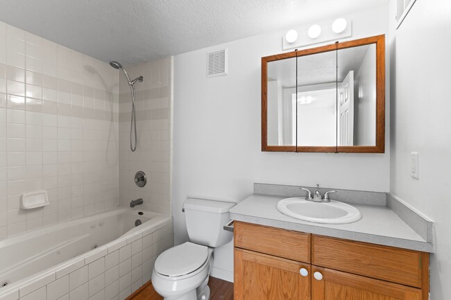 Building Photo - Remodeled 3 Bedroom 3 Bath Condo for Rent ...