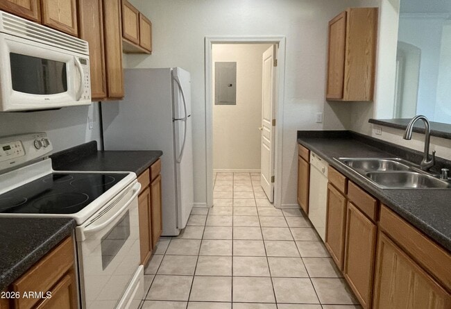 Building Photo - 955 E Knox Rd