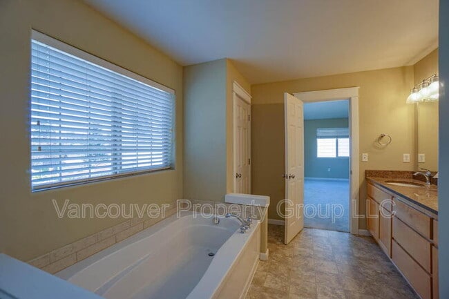 Building Photo - 2217 NE 94th Ct