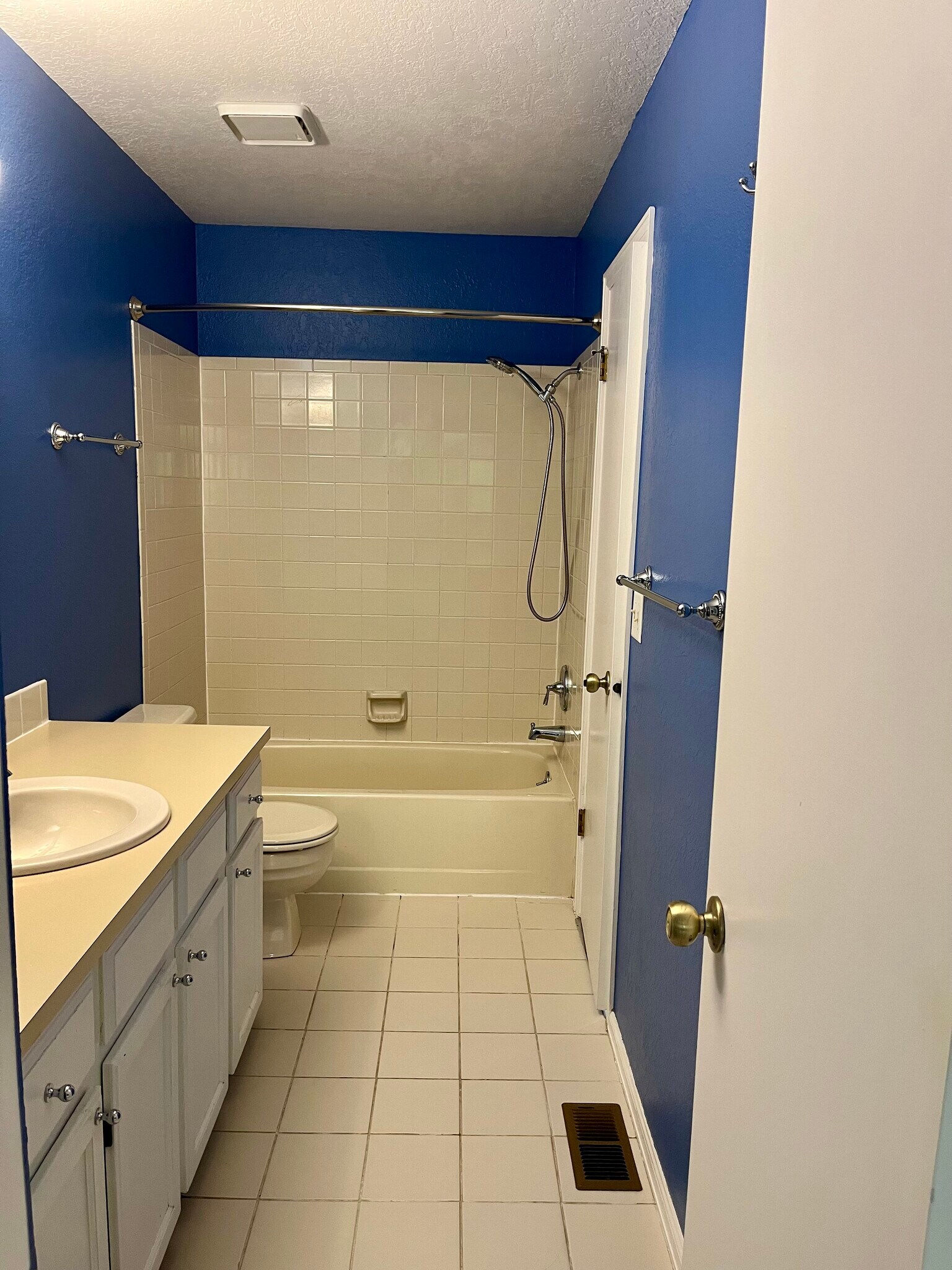 Upstairs bathroom - 3097 Fulton Circle