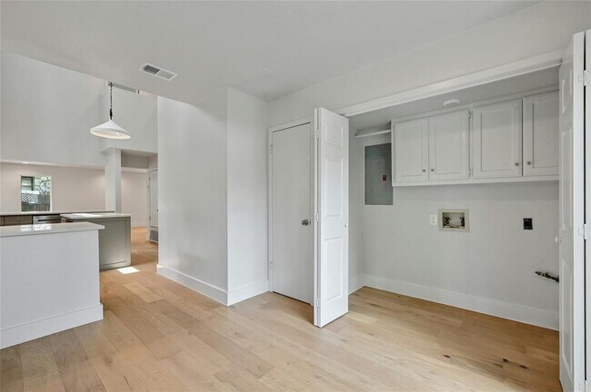 Building Photo - 1305 Kenwood Ave