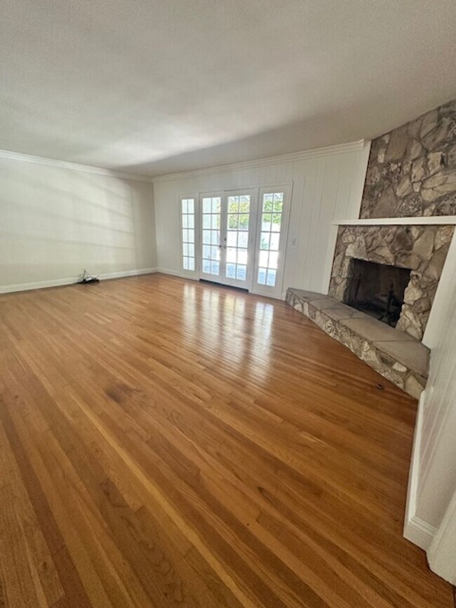 Building Photo - A True Gem in One of the Most Sought-After...
