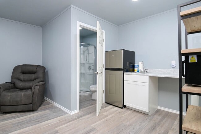 Building Photo - Beautiful 4/3.5 Home Available for Immedia...