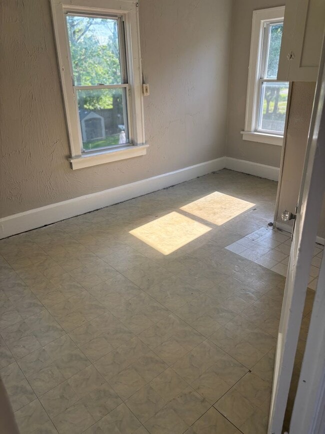 Building Photo - Section 8 Accepted! 5 BR 2 BA