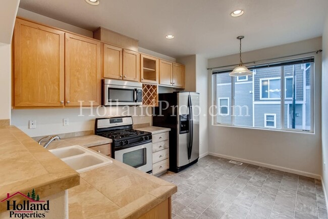 Building Photo - Experience Comfort and Style in This Elegant Murrayhill Townhome!