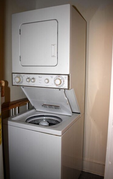 washer and dryer in unit - 101 W Oglethorpe Ave