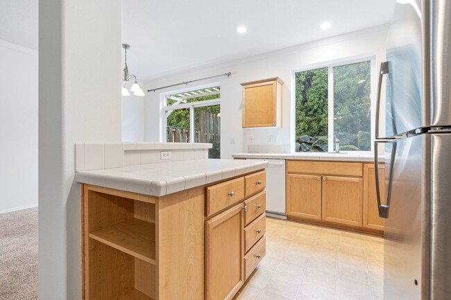 Building Photo - Beautiful Townhome in the Highly Desirable Oak Hills community!