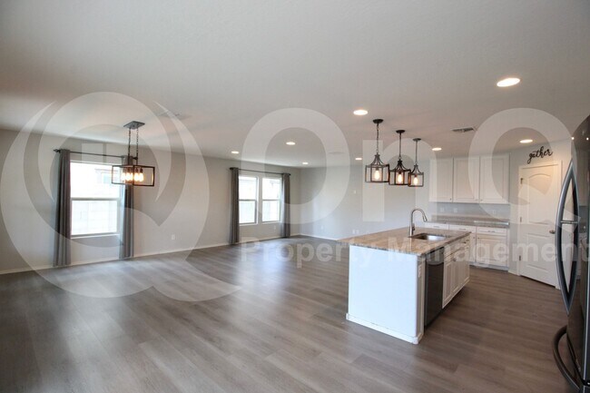 Building Photo - 16401 W Latham St