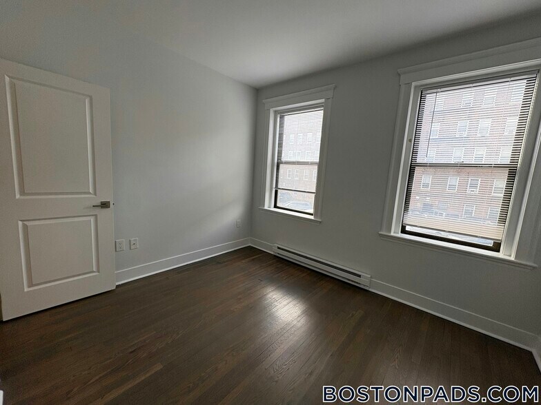 Building Photo - 81 Park Dr