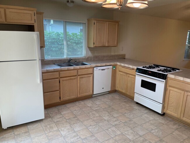 Building Photo - Large 3 Bed 2 Bath Home With Fenced Backyard and Private Garage!