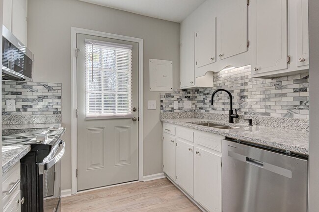 Building Photo - Newly Remodeled 1 Bedroom Condo in Prime Location! No Pets