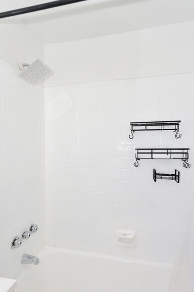 Building Photo - 388 W 38th St