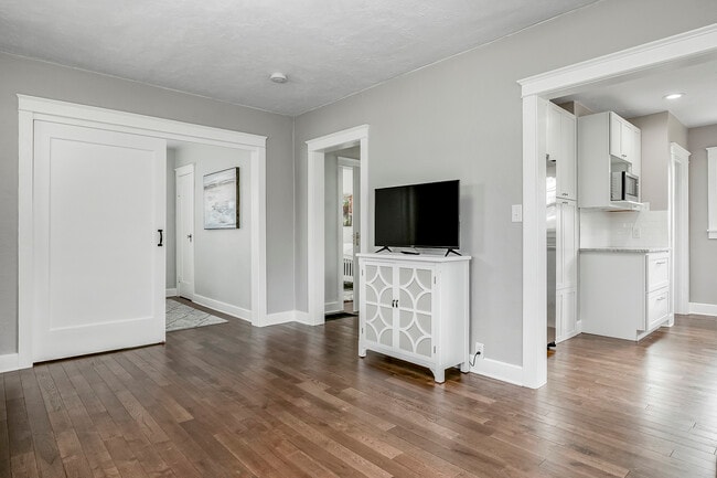 Building Photo - 2117 W Jefferson St