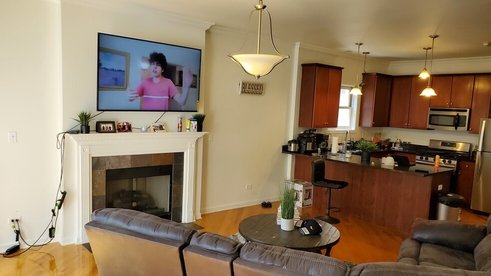 Living w/ fireplace - 7018 S Cornell Ave