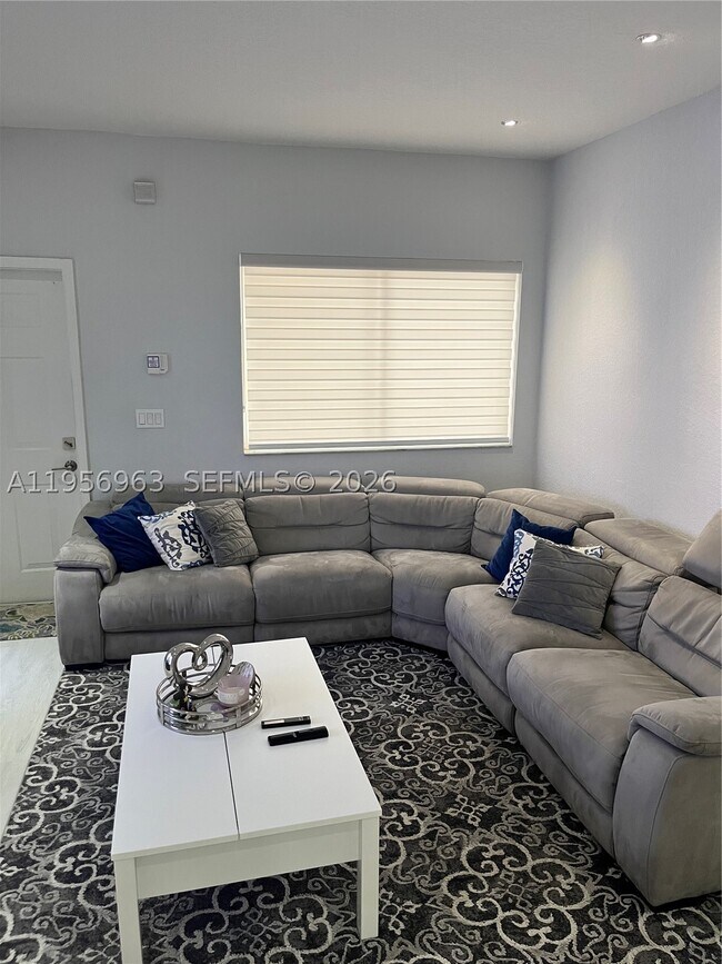 Building Photo - 4746 Lago Vista Dr
